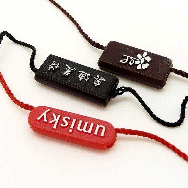 廠家直銷新款通用服裝吊粒吊繩 塑料商標(biāo)吊?？擅赓M(fèi)logo設(shè)計(jì)